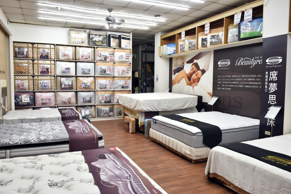 [新竹香山]余佳寢俱坊振興廠拍2折起，天絲兩用被組1680枕頭買一送一，黛比席夢思床墊5折再送蠶絲四季被，滿額送贈品！ @尼豪的美食旅行手札