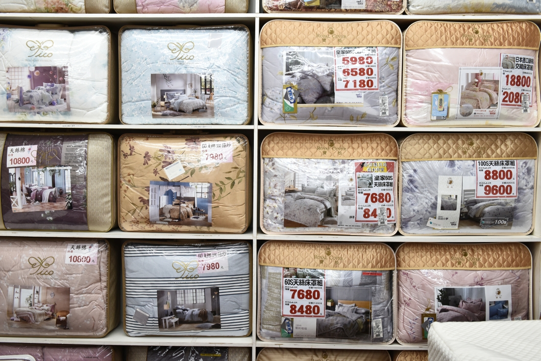 [新竹香山]余佳寢俱坊振興廠拍2折起，天絲兩用被組1680枕頭買一送一，黛比席夢思床墊5折再送蠶絲四季被，滿額送贈品！ @尼豪的美食旅行手札