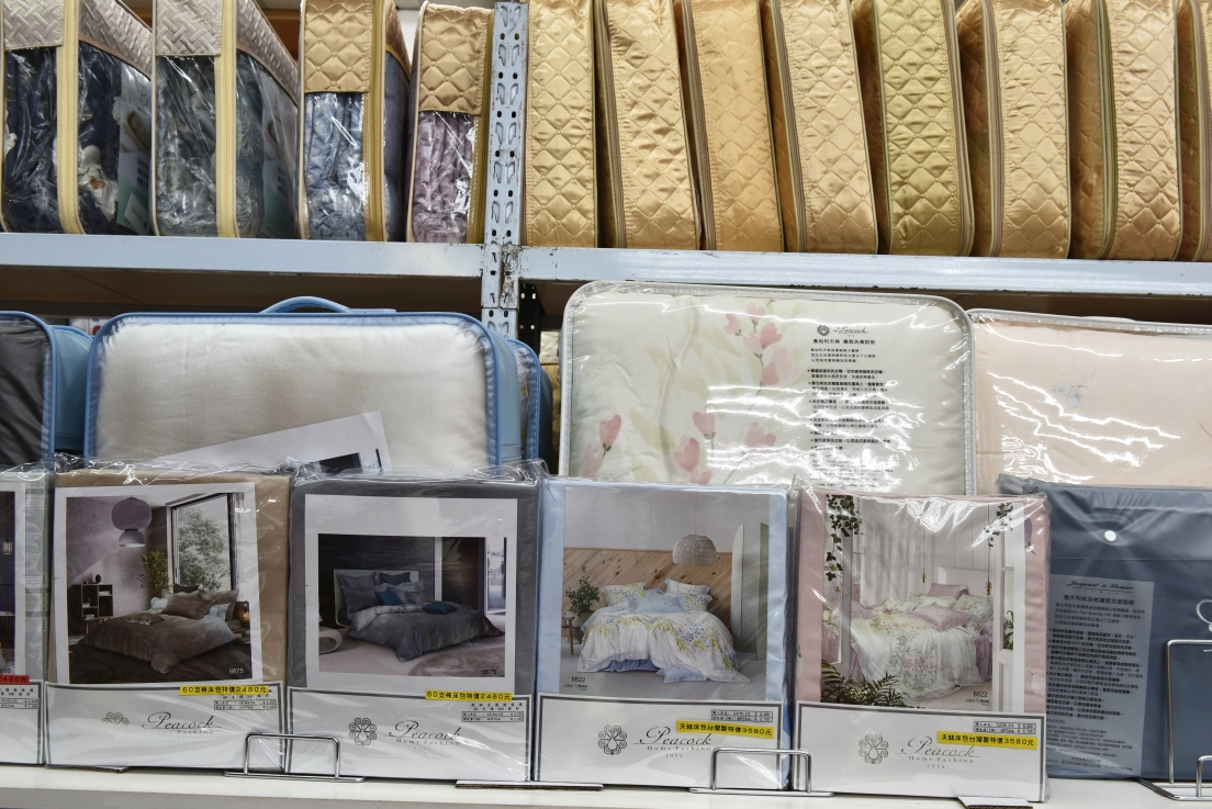 [新竹香山]余佳寢俱坊振興廠拍2折起，天絲兩用被組1680枕頭買一送一，黛比席夢思床墊5折再送蠶絲四季被，滿額送贈品！ @尼豪的美食旅行手札