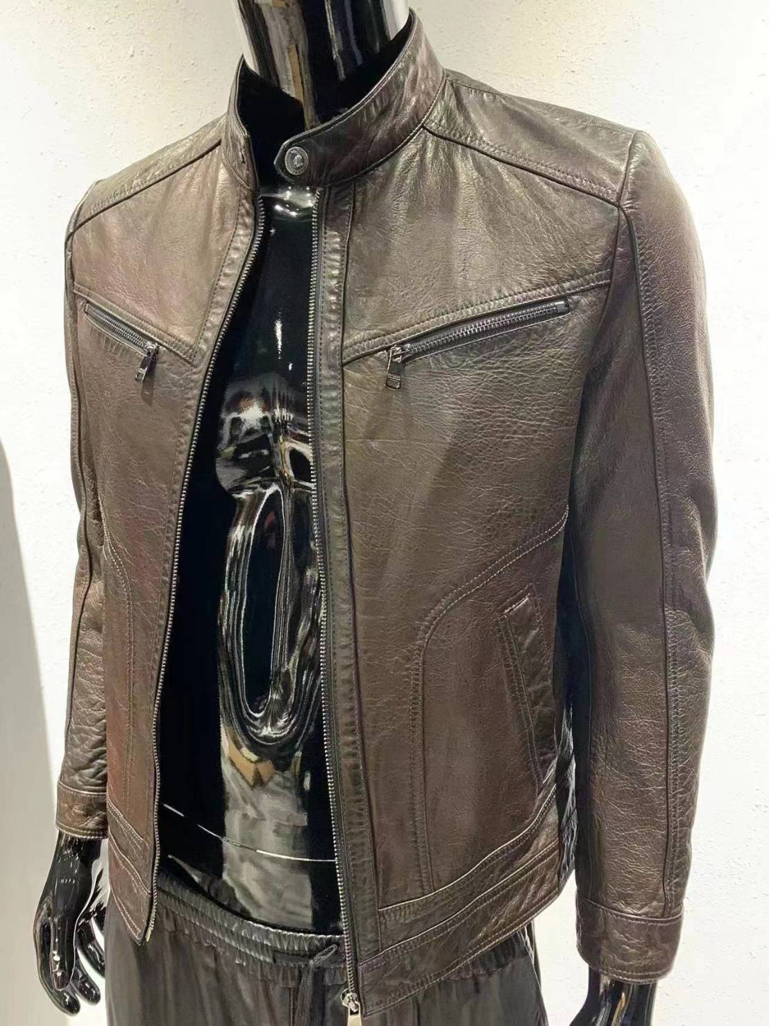 [台北萬華] 成旺皮衣皮草精品特賣會，30年老店歲末破盤出清，帥氣男女皮衣5800起，狐狸毛背心4900、皮草同步優惠中！ @尼豪的美食旅行手札