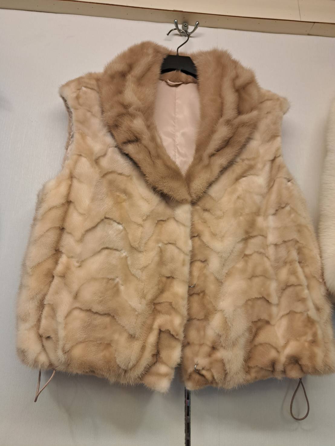 [台北萬華] 成旺皮衣皮草精品特賣會，30年老店歲末破盤出清，帥氣男女皮衣5800起，狐狸毛背心4900、皮草同步優惠中！ @尼豪的美食旅行手札