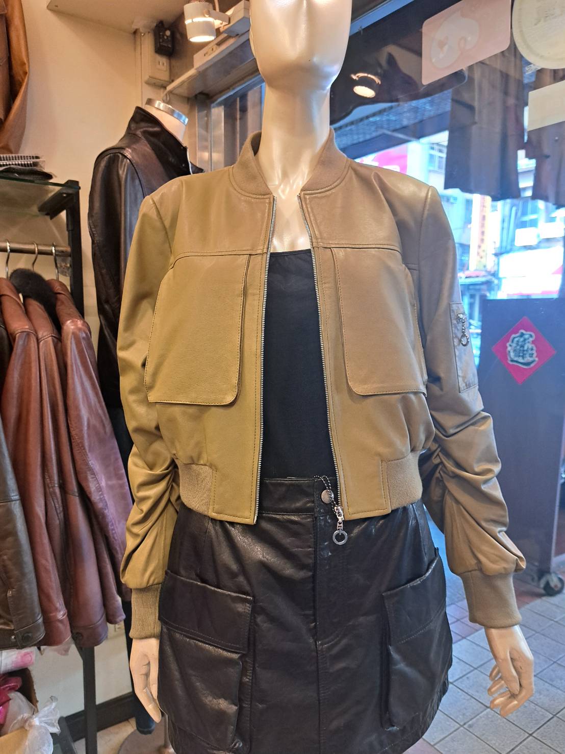 [台北萬華] 成旺皮衣皮草精品特賣會，30年老店歲末破盤出清，帥氣男女皮衣5800起，狐狸毛背心4900、皮草同步優惠中！ @尼豪的美食旅行手札
