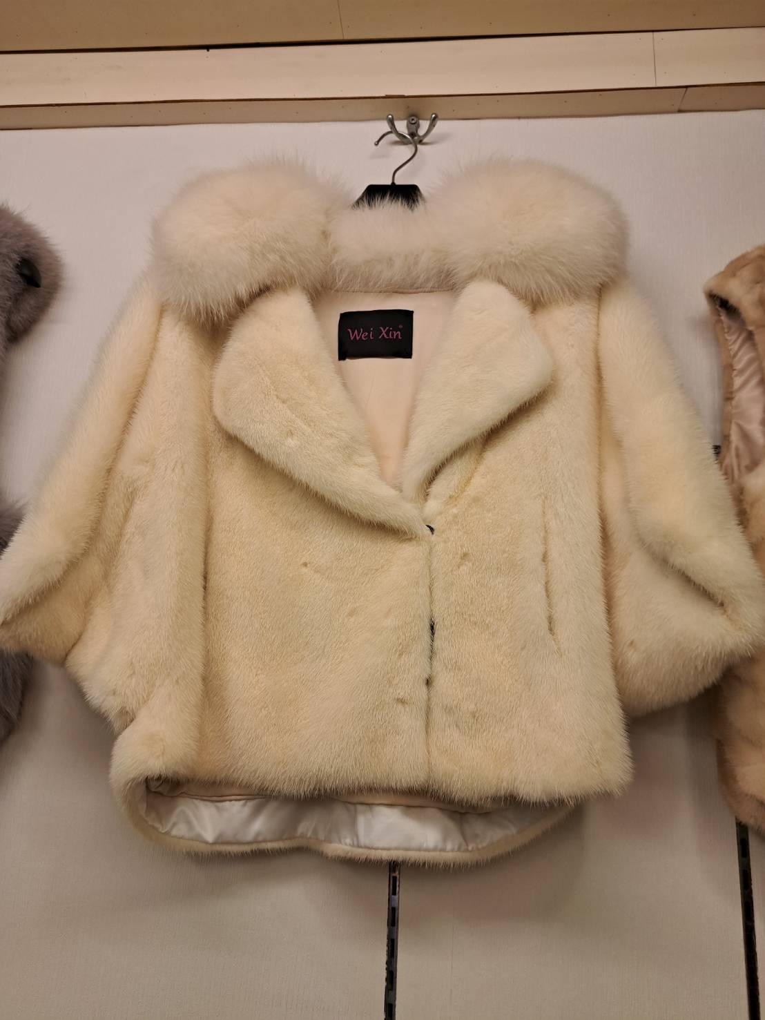 [台北萬華] 成旺皮衣皮草精品特賣會，30年老店歲末破盤出清，帥氣男女皮衣5800起，狐狸毛背心4900、皮草同步優惠中！ @尼豪的美食旅行手札