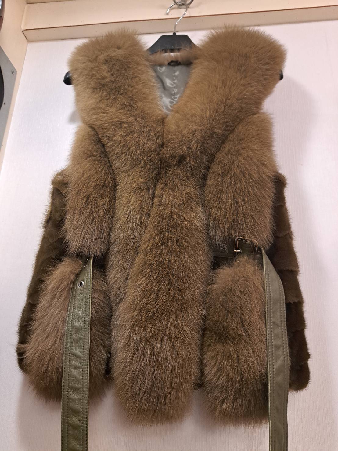 [台北萬華] 成旺皮衣皮草精品特賣會，30年老店歲末破盤出清，帥氣男女皮衣5800起，狐狸毛背心4900、皮草同步優惠中！ @尼豪的美食旅行手札