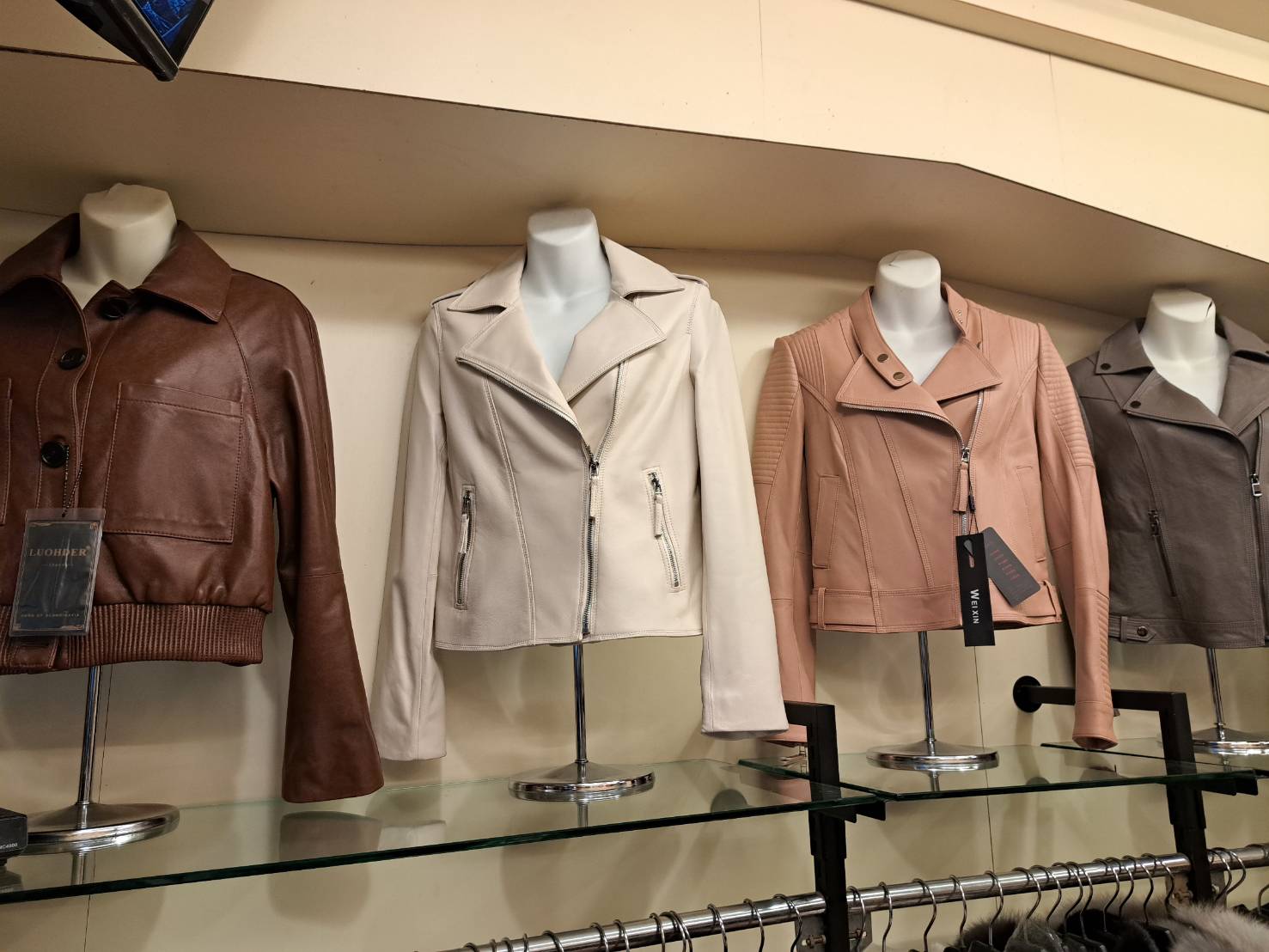 [台北萬華] 成旺皮衣皮草精品特賣會，30年老店歲末破盤出清，帥氣男女皮衣5800起，狐狸毛背心4900、皮草同步優惠中！ @尼豪的美食旅行手札