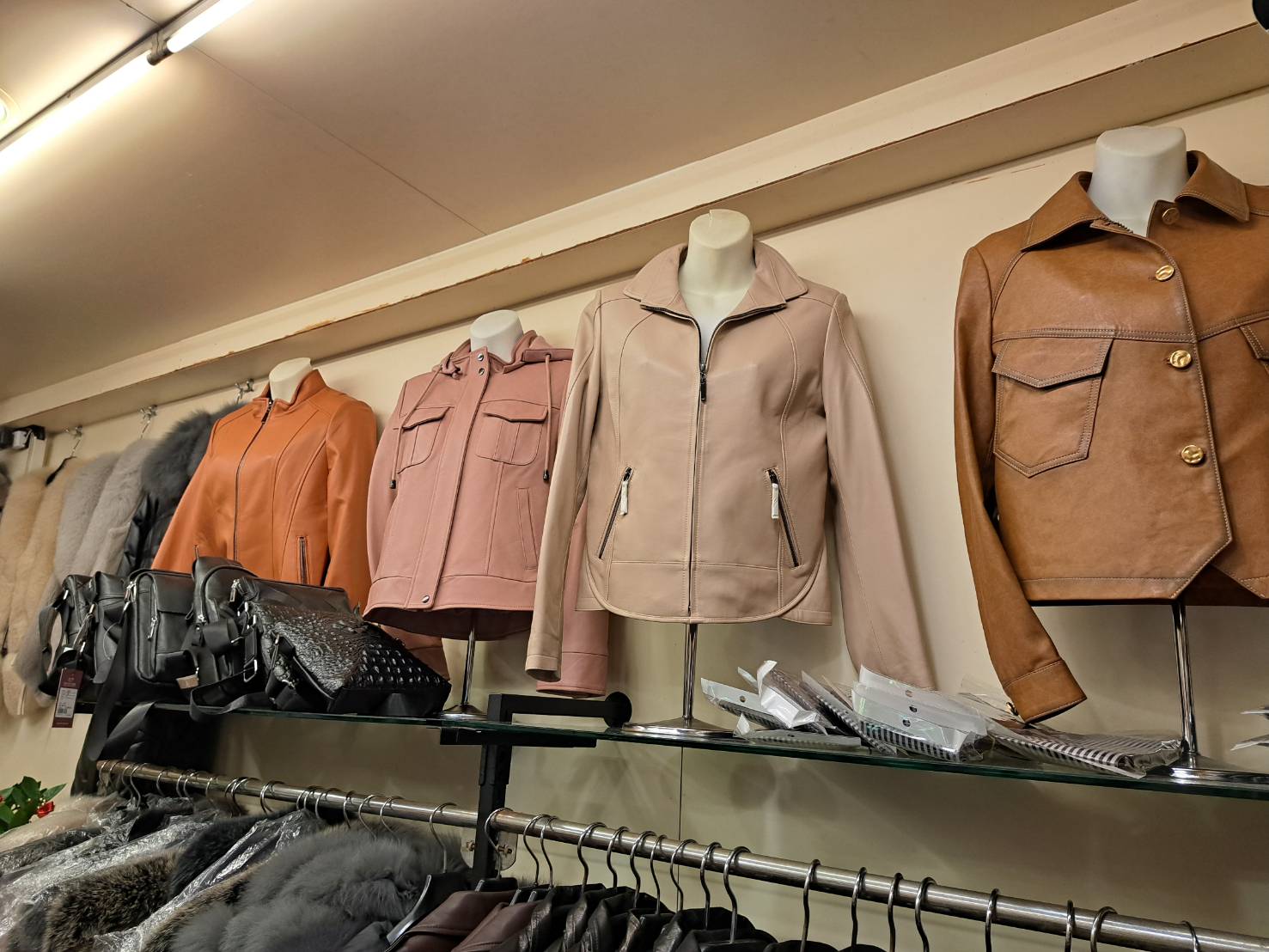 [台北萬華] 成旺皮衣皮草精品特賣會，30年老店歲末破盤出清，帥氣男女皮衣5800起，狐狸毛背心4900、皮草同步優惠中！ @尼豪的美食旅行手札
