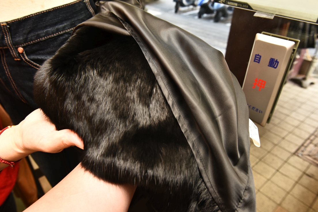 [台北萬華] 成旺皮衣皮草精品特賣會，30年老店歲末破盤出清，帥氣男女皮衣5800起，狐狸毛背心4900、皮草同步優惠中！ @尼豪的美食旅行手札