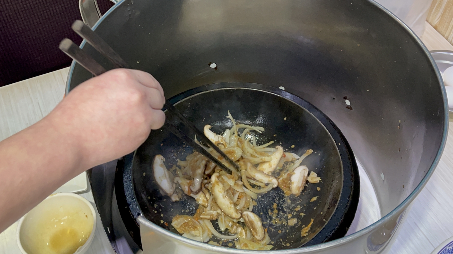 [台南] 阿和肉燥飯，超過30年的台南在地早餐，魚皮湯與豐富小菜一早就超滿足！