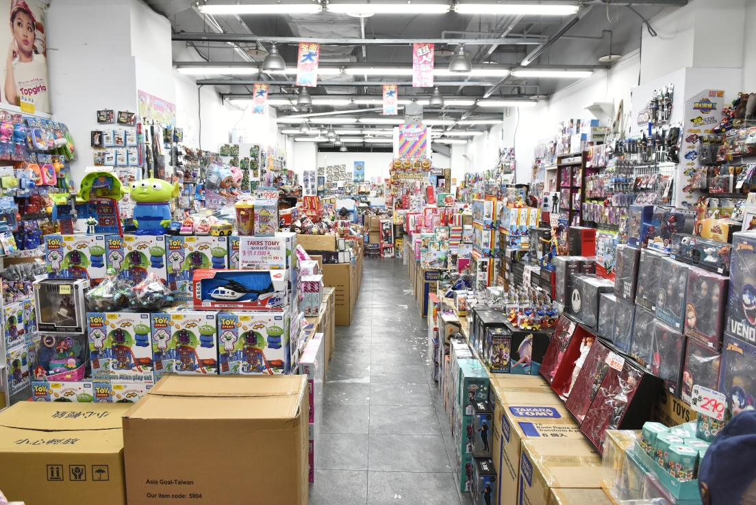 [新北三重] 湯城玩具OUTLET兒童節特別下殺2折起，FUNKO三盒500、野獸國、芭比娃娃、LOL、迪士尼、遙控車等應有盡有！ @尼豪的美食旅行手札
