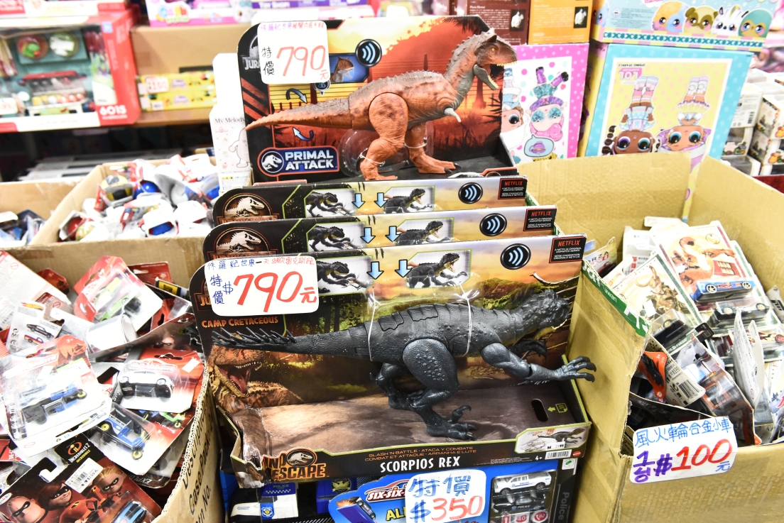 [新北三重] 湯城玩具OUTLET兒童節特別下殺2折起，FUNKO三盒500、野獸國、芭比娃娃、LOL、迪士尼、遙控車等應有盡有！ @尼豪的美食旅行手札