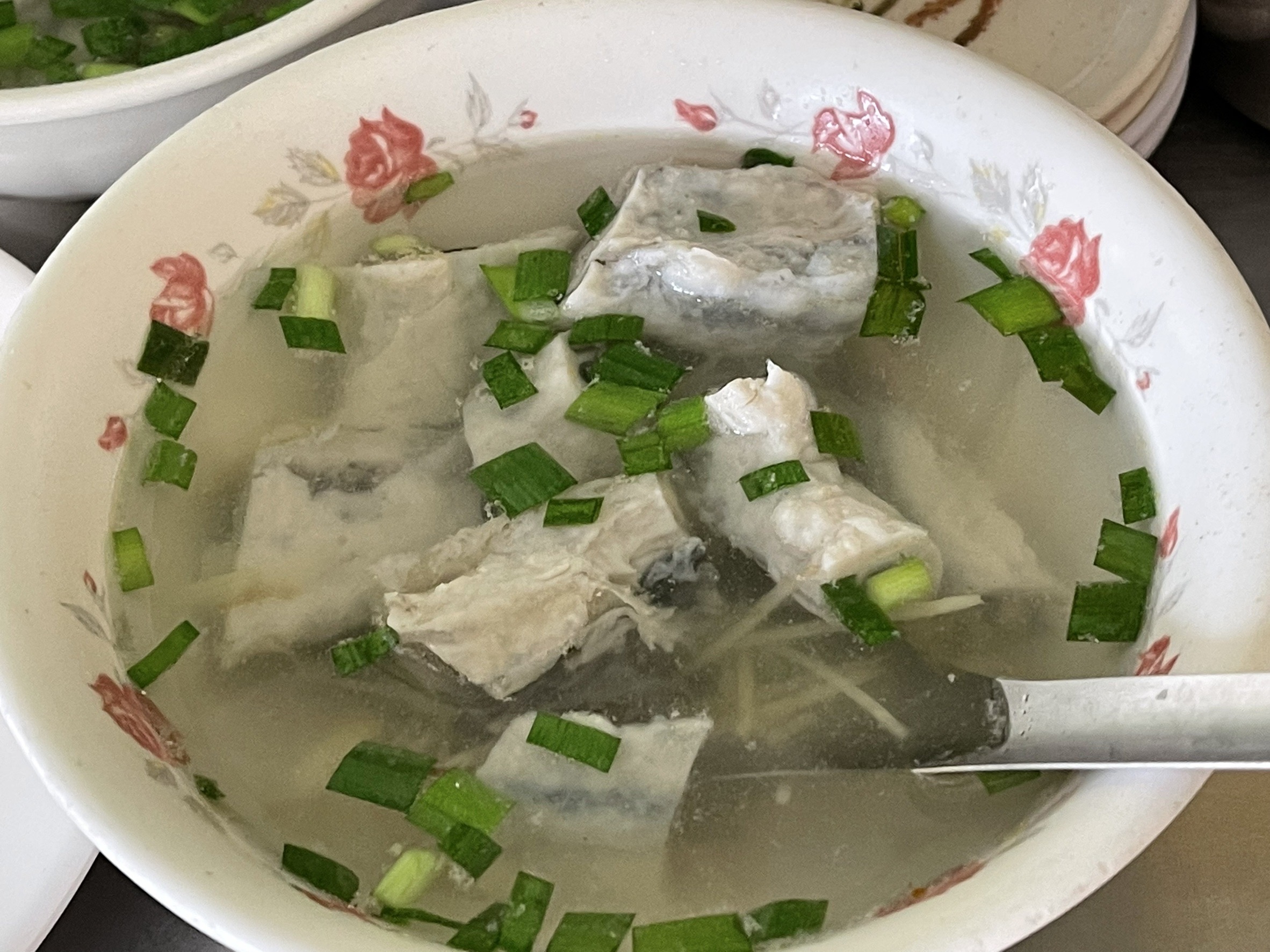 [台南] 阿和肉燥飯，超過30年的台南在地早餐，魚皮湯與豐富小菜一早就超滿足！ @尼豪的美食旅行手札