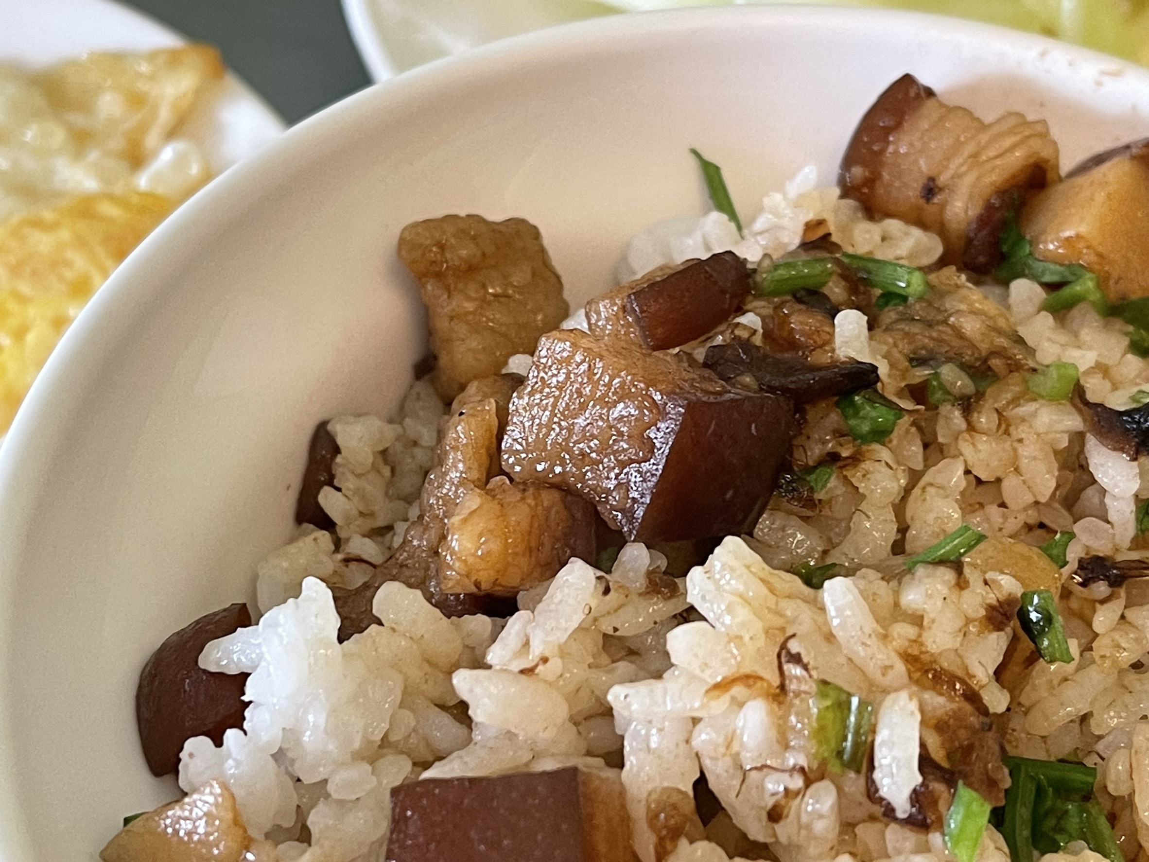 [台南] 阿和肉燥飯，超過30年的台南在地早餐，魚皮湯與豐富小菜一早就超滿足！ @尼豪的美食旅行手札