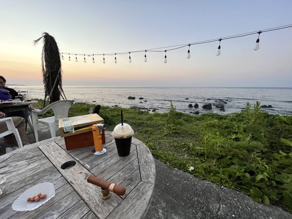 鹿邊咖啡~北海岸一望無際海景與美麗夕陽，營業到凌晨三點的深夜咖啡店，石門咖啡推薦 @尼豪的美食旅行手札