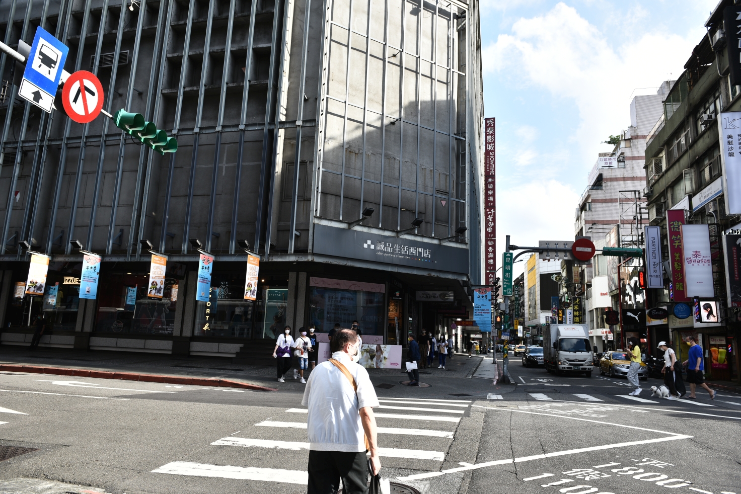 [台北西門] 范倫鐵諾原廠特賣會1折起，襯衫兩件500、POLO衫490，滿額送贈品！ @尼豪的美食旅行手札