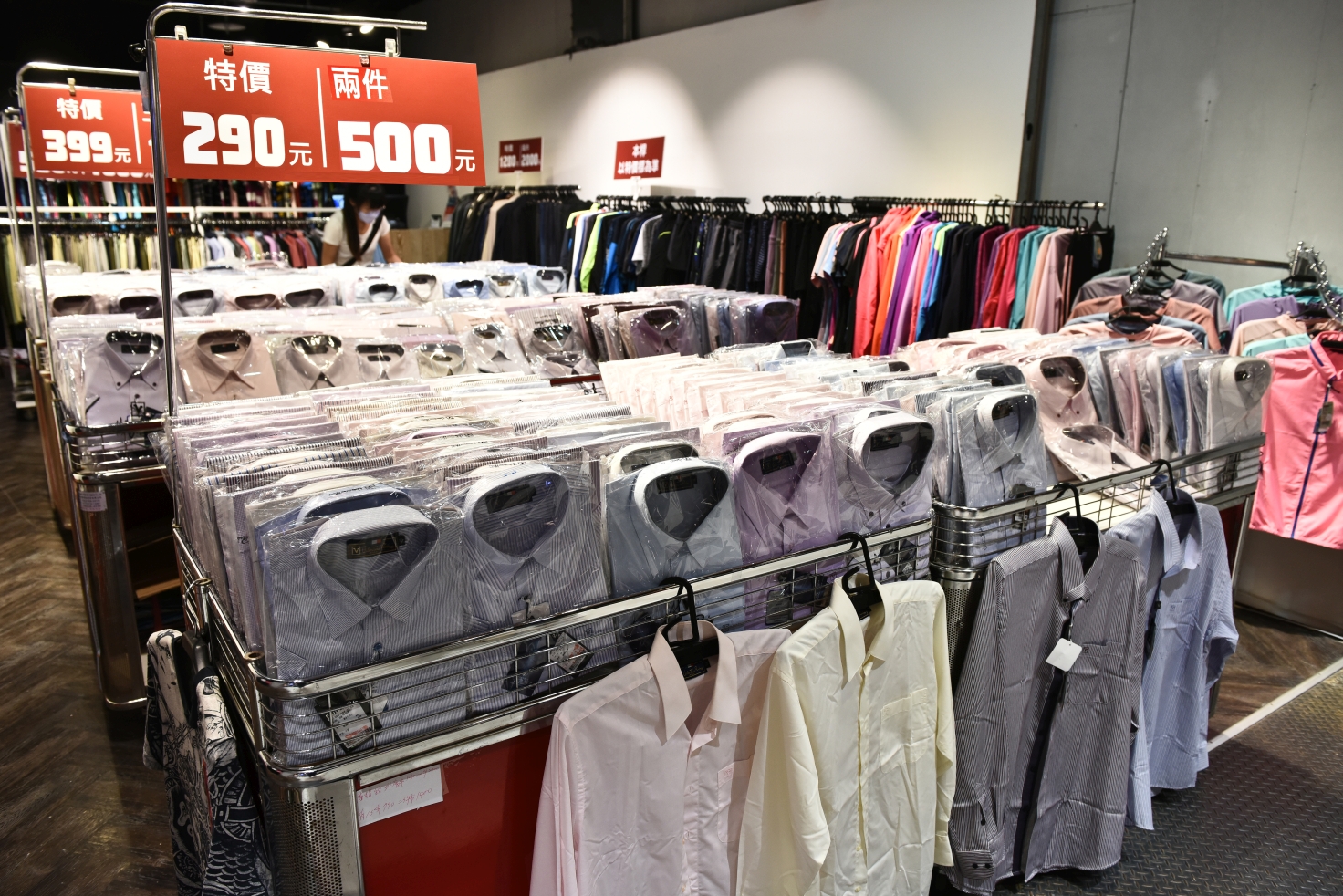 [台北西門] 范倫鐵諾原廠特賣會1折起，襯衫兩件500、POLO衫490，滿額送贈品！ @尼豪的美食旅行手札