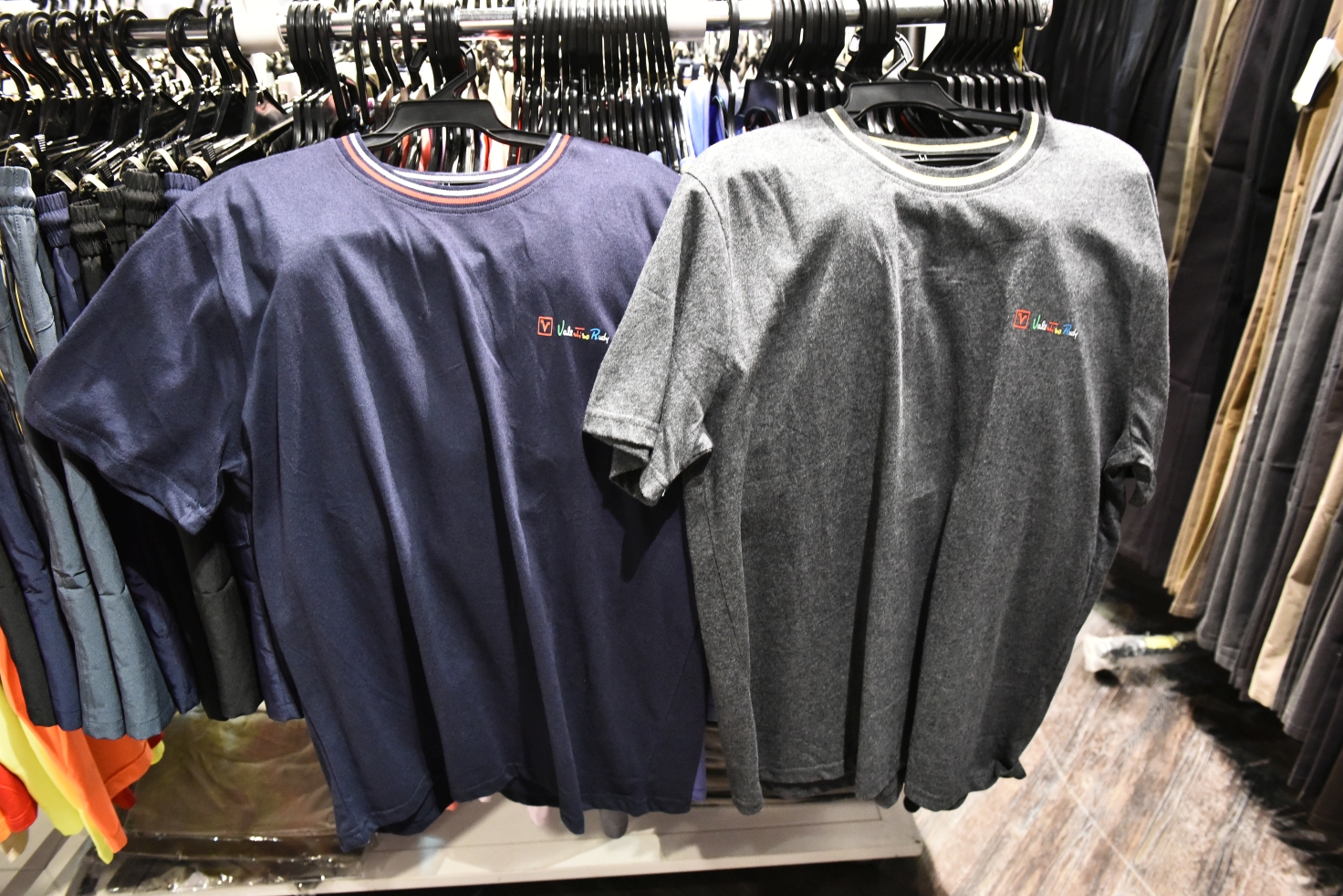 [台北西門] 范倫鐵諾原廠特賣會1折起，襯衫兩件500、POLO衫490，滿額送贈品！ @尼豪的美食旅行手札