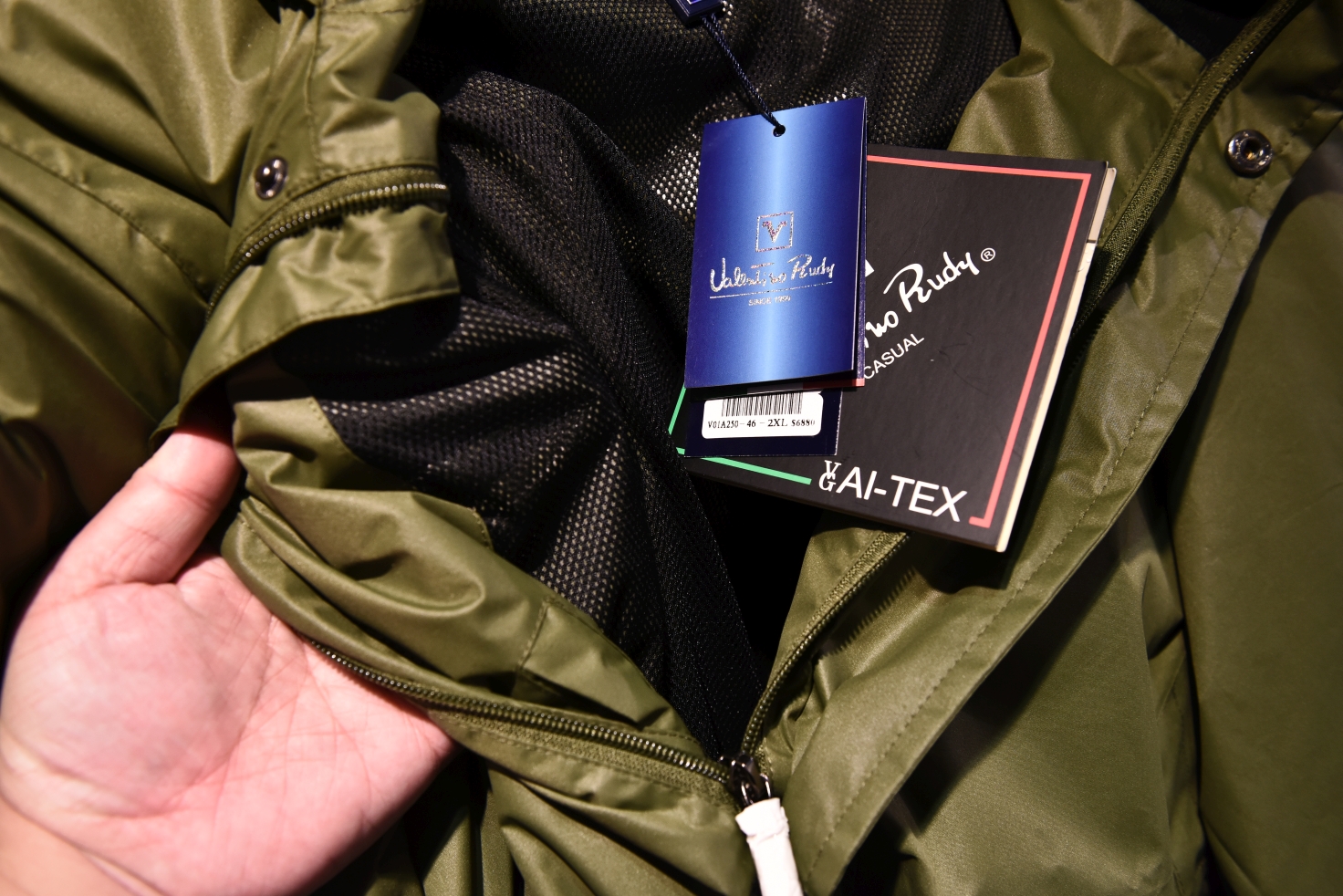 [台北西門] 范倫鐵諾原廠特賣會1折起，襯衫兩件500、POLO衫490，滿額送贈品！ @尼豪的美食旅行手札