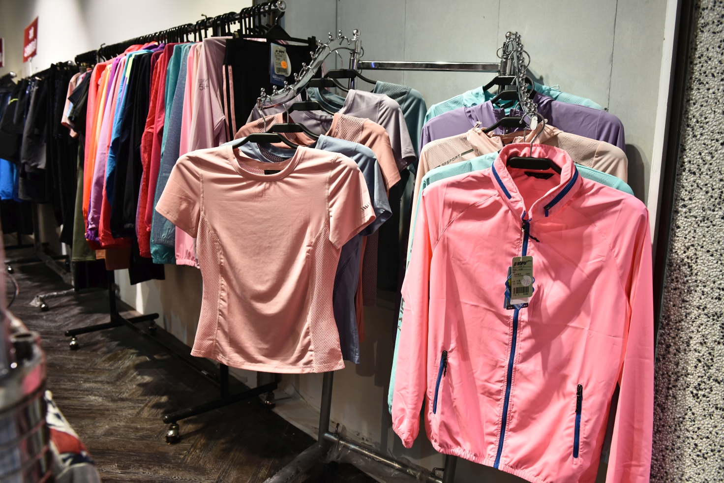 [台北西門] 范倫鐵諾原廠特賣會1折起，襯衫兩件500、POLO衫490，滿額送贈品！ @尼豪的美食旅行手札