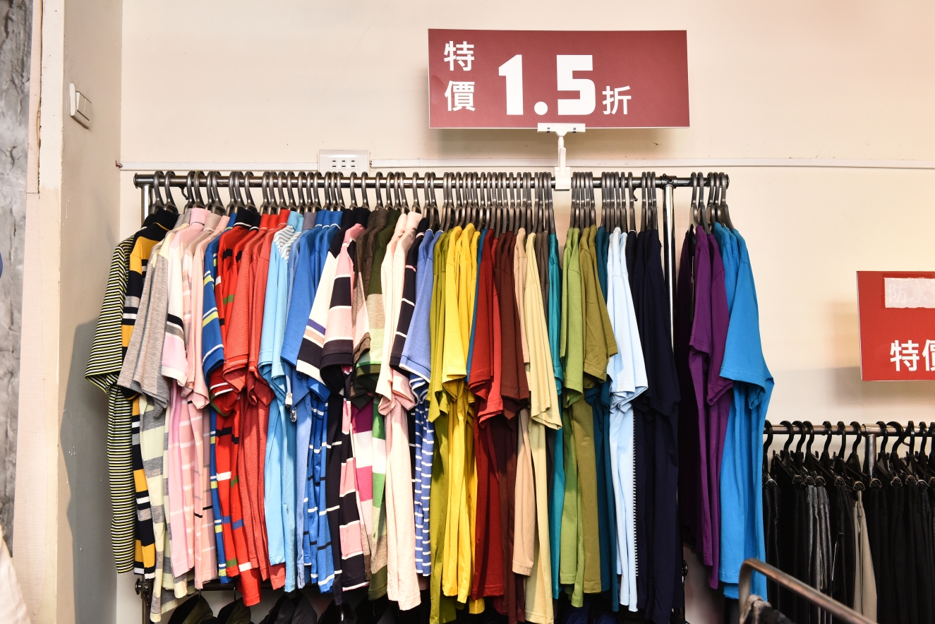 [新北新莊] 范倫鐵諾原廠結束代理1折起，襯衫、POLO衫199，PB POLO衫兩件1000，滿額送贈品！ @尼豪的美食旅行手札