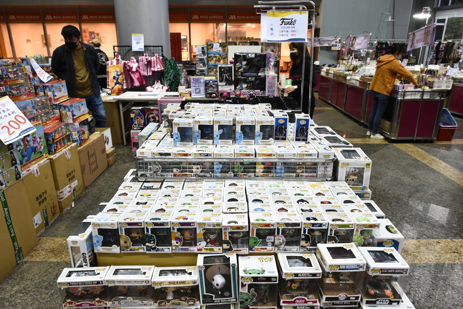 南港品牌玩具耶誕大出清1折起，FUNKO公仔、野獸國、迪士尼、芭比娃娃、LOL全面大出清，還有銅板挖寶區！ @尼豪的美食旅行手札