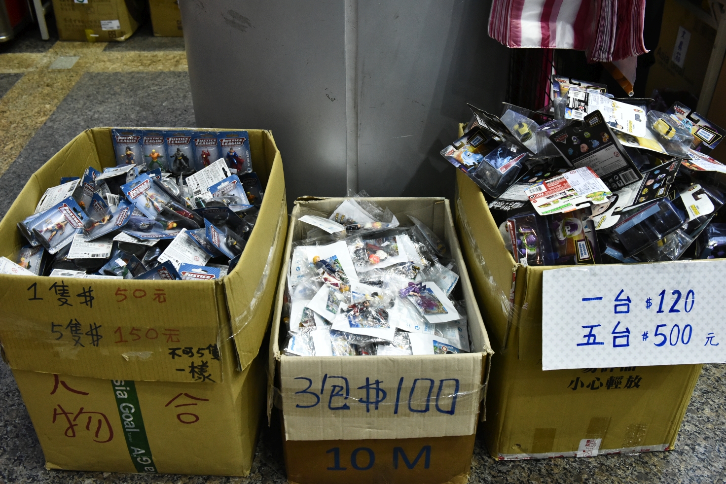 南港品牌玩具耶誕大出清1折起，FUNKO公仔、野獸國、迪士尼、芭比娃娃、LOL全面大出清，還有銅板挖寶區！ @尼豪的美食旅行手札