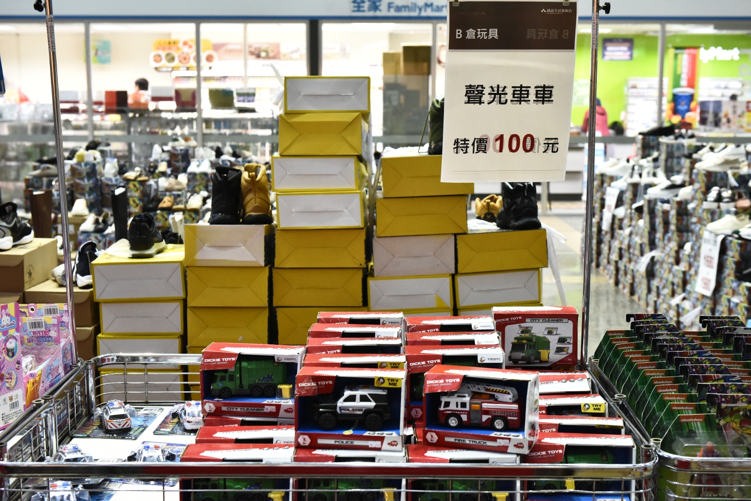 南港品牌玩具耶誕大出清1折起，FUNKO公仔、野獸國、迪士尼、芭比娃娃、LOL全面大出清，還有銅板挖寶區！ @尼豪的美食旅行手札