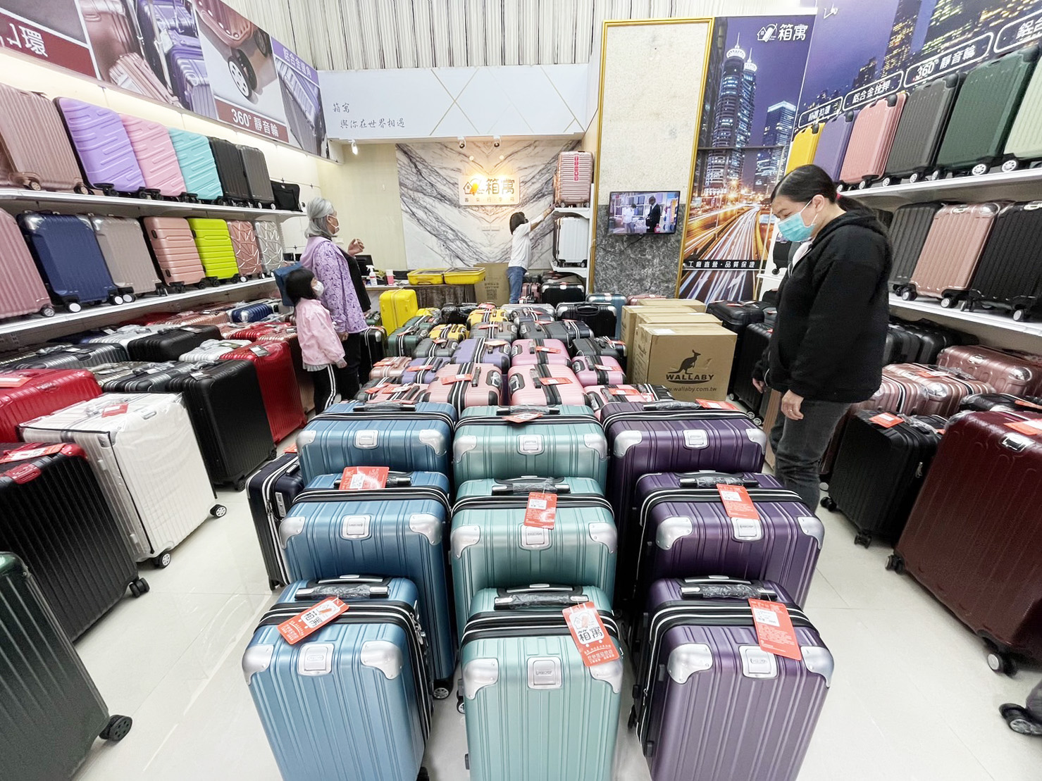 [新北板橋] 箱寓行李箱專賣店板橋店，工廠直營高CP款式豐富，可刷卡一年保固五年保修PTT評價優，新北市行李箱哪裡買推薦！ @尼豪的美食旅行手札