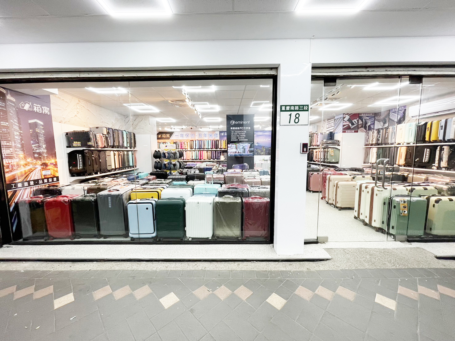 [台北中正] 箱寓行李箱專賣店中正店，工廠直營高CP款式豐富，可刷卡一年保固五年保修PTT評價優，北市永和行李箱哪裡買推薦！ @尼豪的美食旅行手札