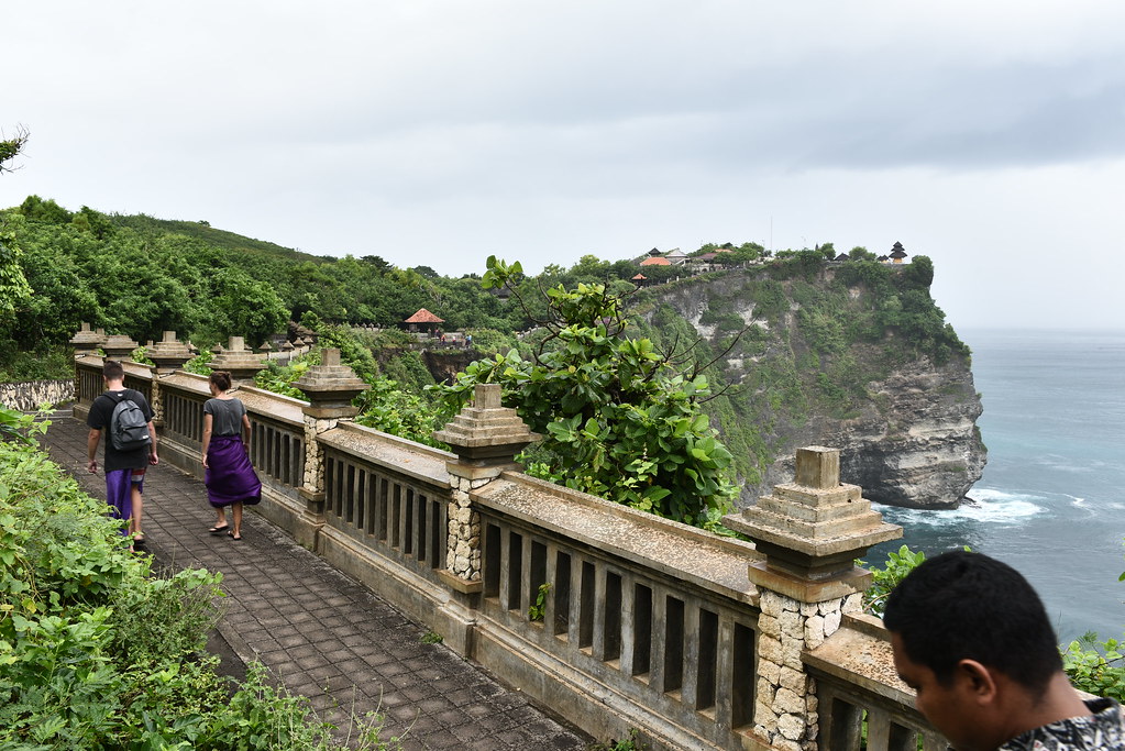[印尼峇里島] 烏魯瓦圖斷崖廟，位於斷崖頂端超壯闊美景，峇里島必去景點推薦Pura Luhur Uluwatu！ @尼豪的美食旅行手札